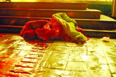 不知是谁,慌忙中把衣服丢在了地上. cfp供图