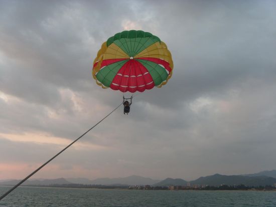 海上项目空中拖伞图片