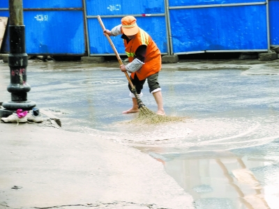 环卫工赤脚扫水