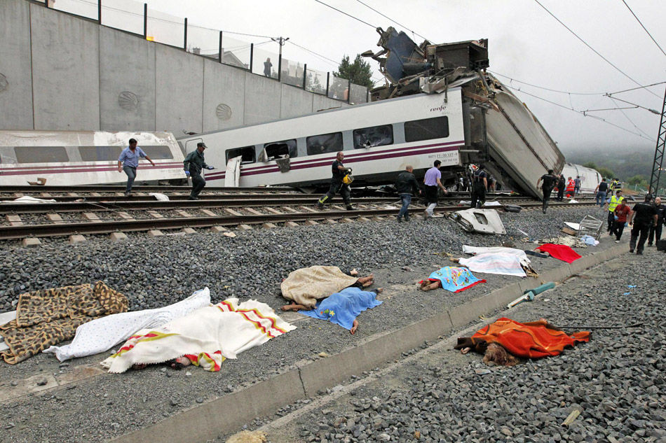 西班牙一列火车脱轨已致50多人死亡