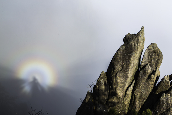 黄山冬日罕见的佛光美景图