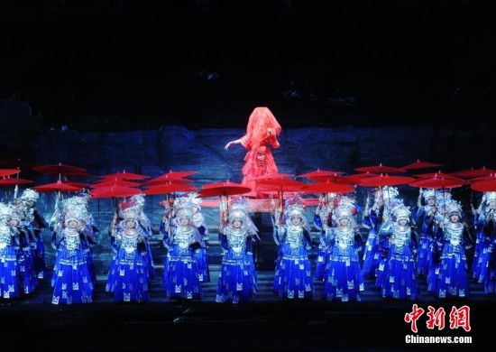 五一游客凤凰观看实景演出边城品文化大餐