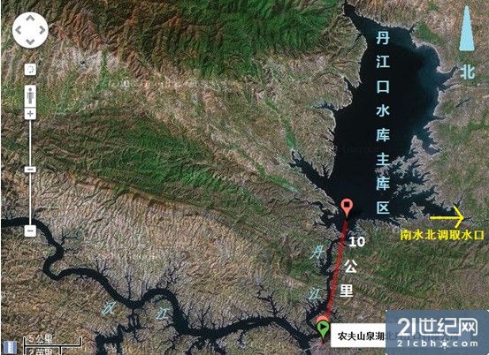 从卫星地图上也可以发现,农夫山泉丹江口胡家岭工厂并非位于水域广袤