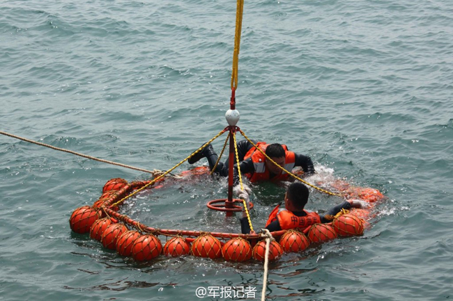 北海舰队某部演练救捞(中国军网)