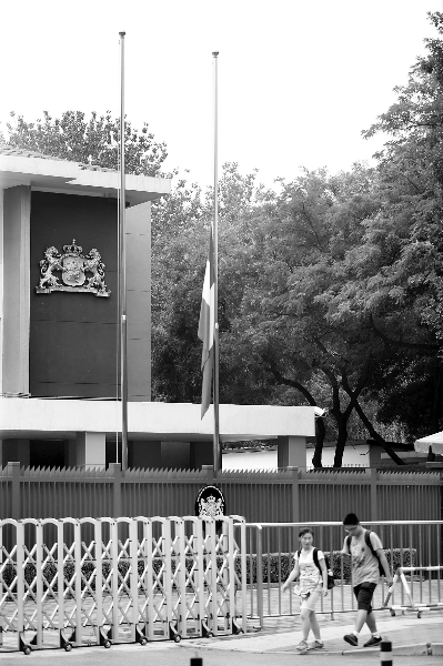 157名荷兰籍乘客遇难,荷兰驻华使馆降半旗致哀摄/法制晚报记者林晖原