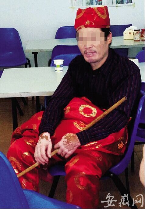 男子医患纠纷后演诈尸穿寿衣闭眼睛躺路边图