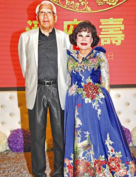 83岁黄夏蕙为老公摆寿宴现场挤爆 发半裸照道歉