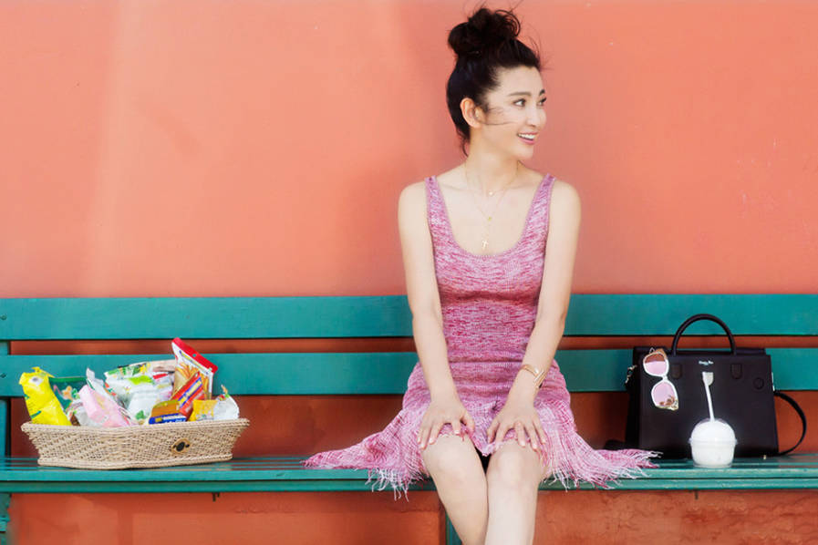 李冰冰晒清凉美照 穿粉红吊带裙少女感满满