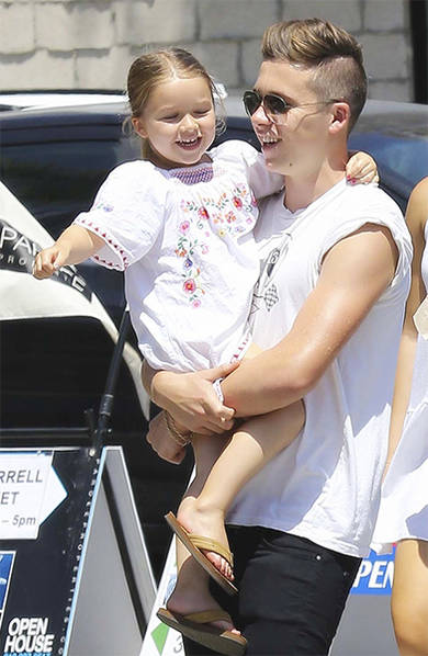 超温馨小贝长子抱小七