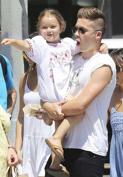 超温馨小贝长子抱小七