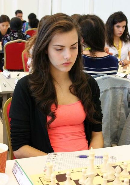 加拿大19岁的新一代国际象棋女神亚历山德拉-波泰兹，想问她你长这样，还让对手怎么下棋啊？