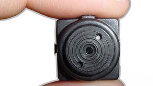 男子偷拍儿子与女友亲热 边煮饭边"欣赏"