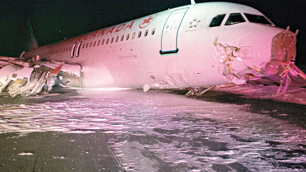 加航a320"头崩翼折"冲出跑道致25伤