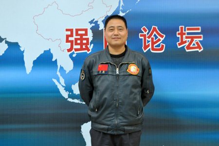 空军上校,八一飞行表演队队长曹振做客强国论坛照片