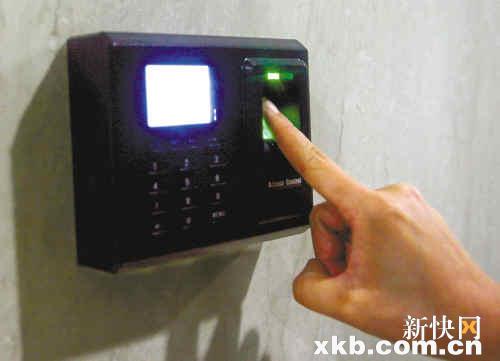 不少公司的指纹打卡机与门禁相连,若此法可行,则一关路,路路通,门禁