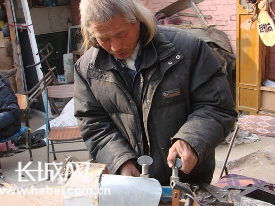 廊坊奇人贺书文:修鞋配钥匙,绘画,雕刻样样行