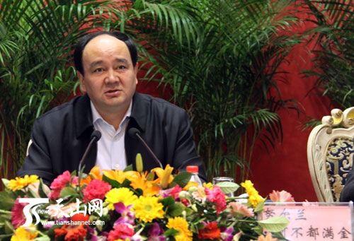 自治区党委常委努尔兰·阿不都满金出席会议并讲话
