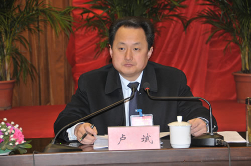 图为夷陵区委副书记,区长卢斌出席会议 新华社记者冯国栋 摄