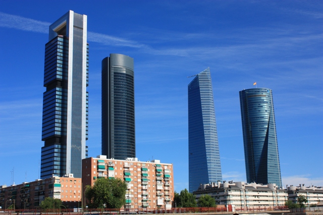 图为马德里新cbd摩天大厦群