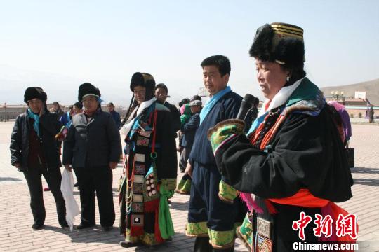 图为甘肃天祝华锐藏族民众跳锅庄转则柔,喜迎藏历新年.