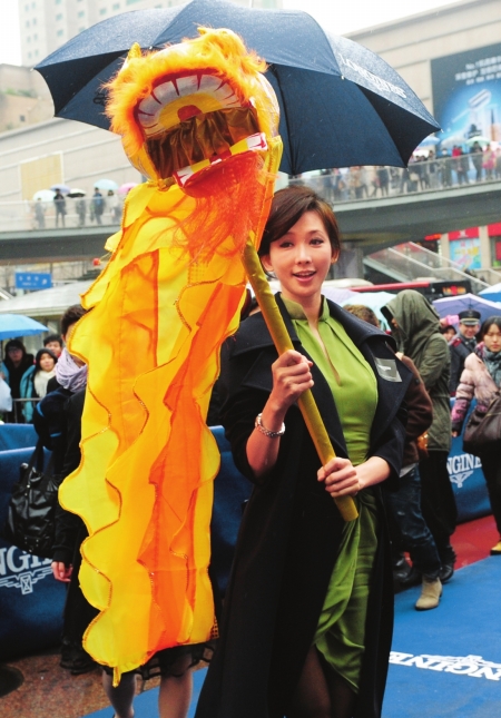 来成都双手掩面 志玲姐脸肿了么?