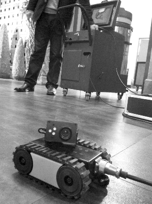 机器人给中央空调"搓澡"