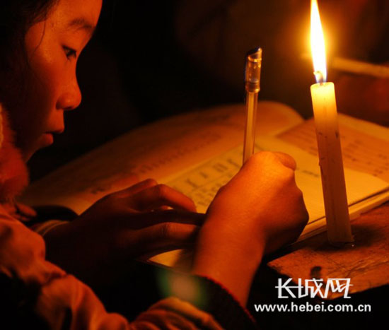 农民工子女无电可用 烛光下苦读惹人落泪(图)