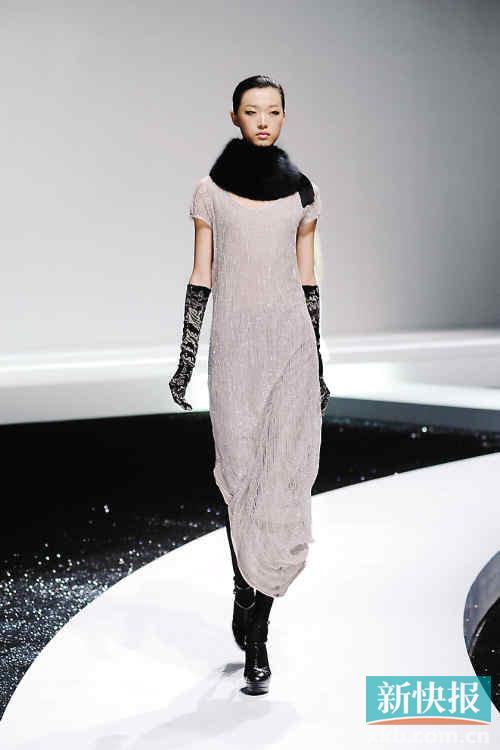 环形的纯白t台,观众席在模特谢幕时会缓缓旋转.