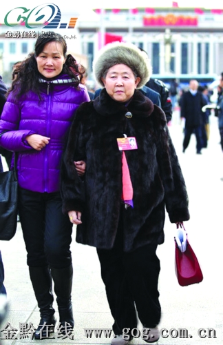 陶华碧(右)走进两会会场