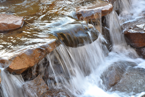 北九水现飞瀑奇观 珍珠倒卷帘水往高处飞(图)