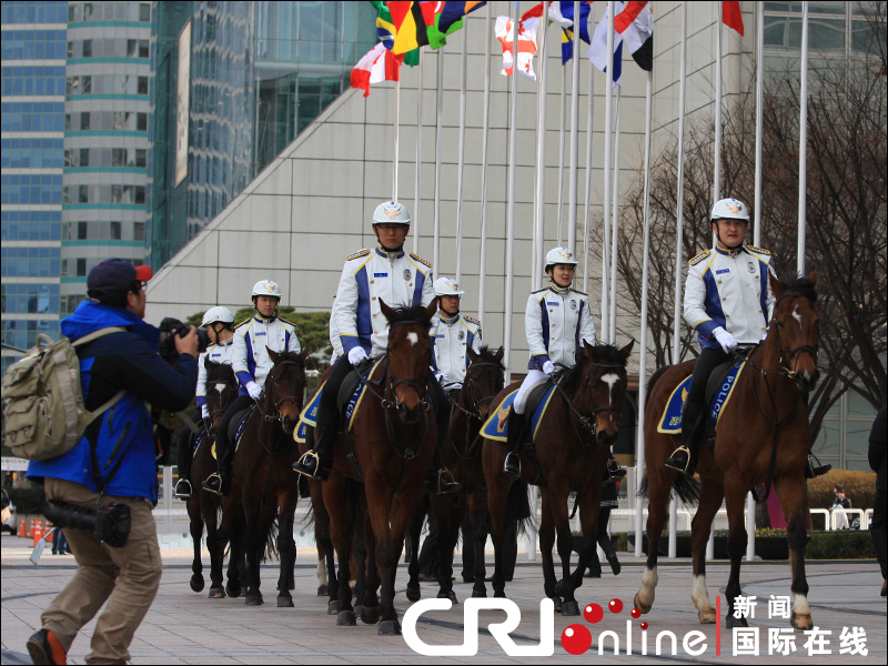 首尔进入全面警备状态,韩国骑警25日下午在国际会展中心巡逻.