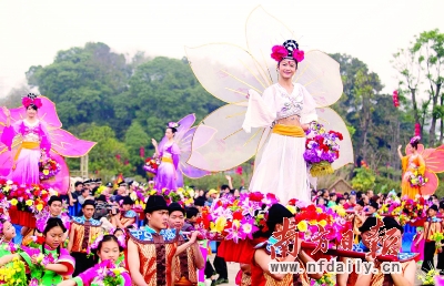 千年庙会的传统节目花朝盛典及西秦戏专场相继举行,图为花仙子巡游