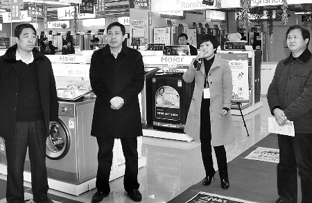 外国客商在商丘农产品中心批发市场考察梁园区委书记孟庆勇(右二),代