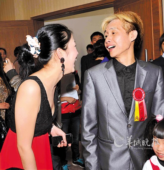 邓建国与新欢刘阳在现场大秀恩爱