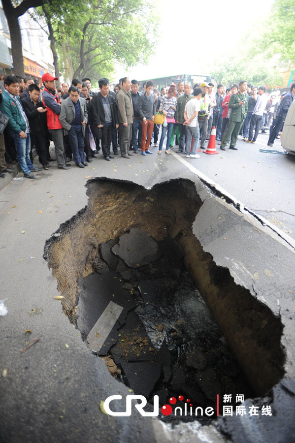 南昌路面塌陷小车掉进大坑高清组图