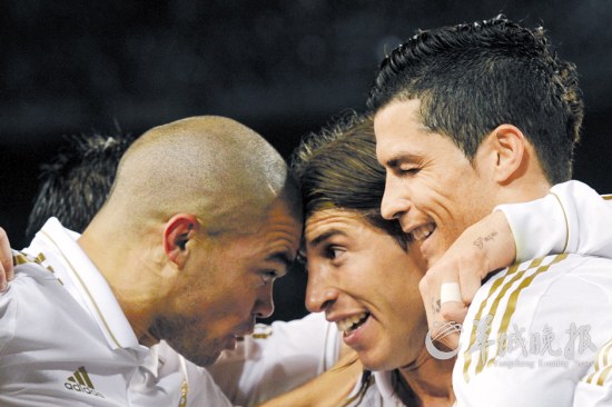 c·罗(右)与佩佩(左),拉莫斯庆祝进球 新华社/法新