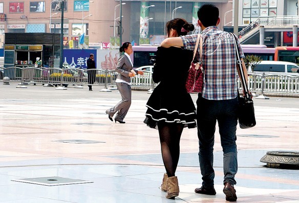 昨天中午,二七广场,一对短衣短裙的情侣,俨然夏天的模样.