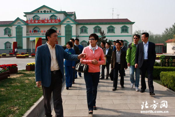 福寿园集团一行赴永安公墓考察(左为:永安集团总经理张昕,中为:福寿园