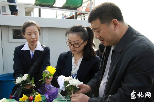 哈尔滨举行最大规模海葬活动 首次试行代撒骨灰业务