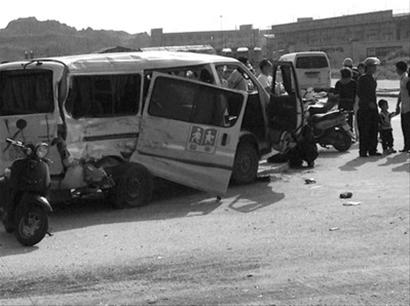 车祸现场新华社发□据南方都市报报道昨日下午3时30分许,阳春市发生