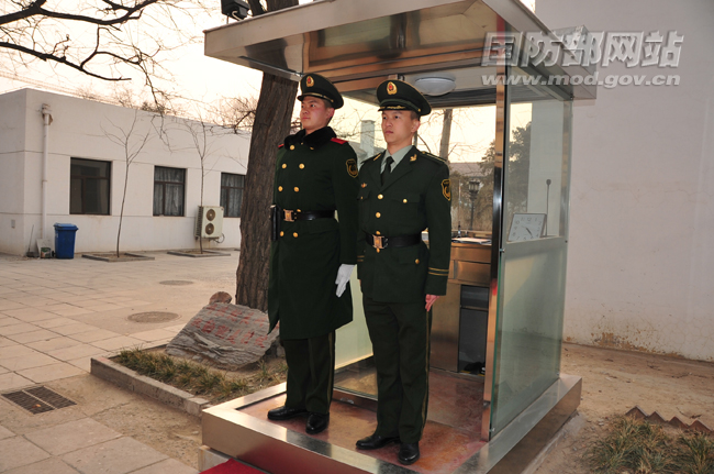 士兵毛大龙带蔡东桦站岗,明确卫兵职责及相关注意事项.