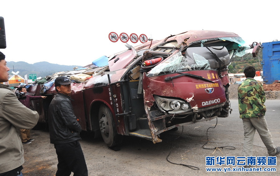 云南楚大高速一客车发生交通事故已致9死36伤