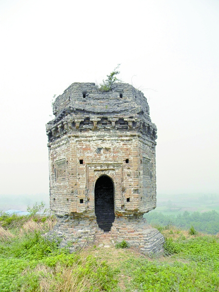 "半截塔"受损严重 记者 于扬 图