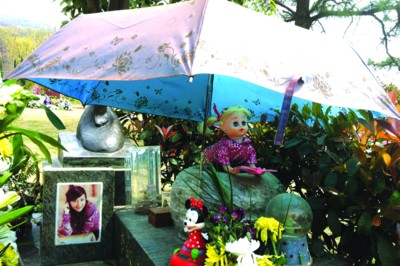 李钰墓前,影迷送来小花伞和玩偶