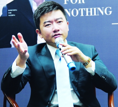 央视主持芮成钢分享记者之道