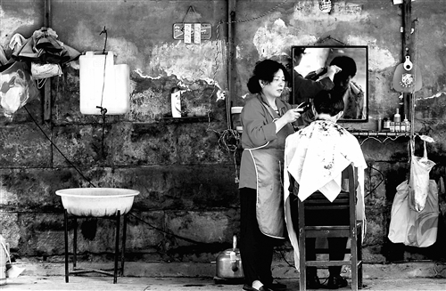 "社区感动人物"秦大姐 以残帮残 义务扫街10年