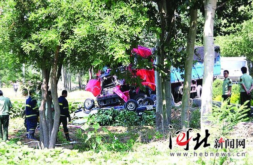 晋州大货车307国道肇事警车被压扁两死一重伤
