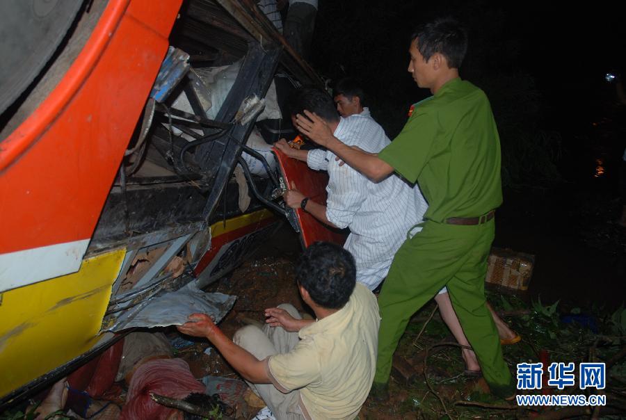 越南中部发生交通事故36人死亡(组图)