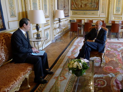 法国外交部长法比尤斯会见驻法大使孔泉