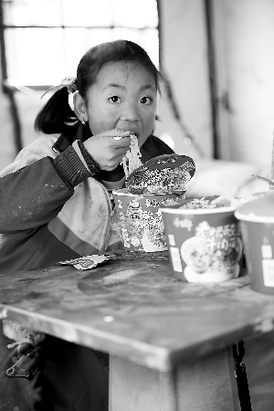 灾区孩子在安置帐篷内吃午餐.